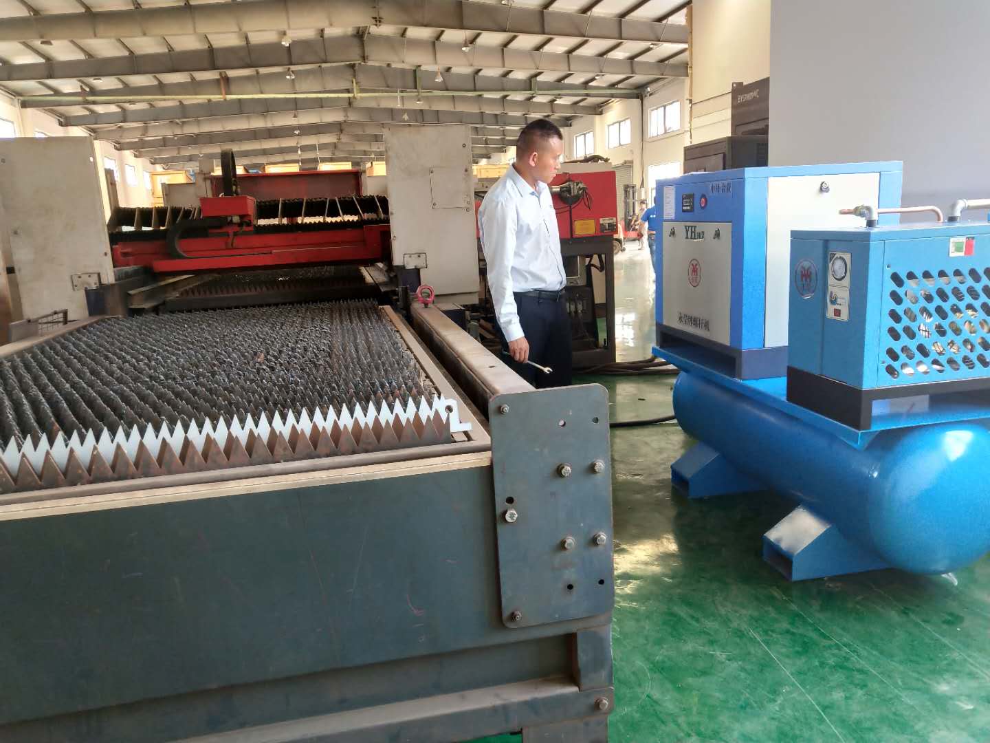 激光切割螺桿空壓機(jī) 激光切割螺桿空壓機(jī)