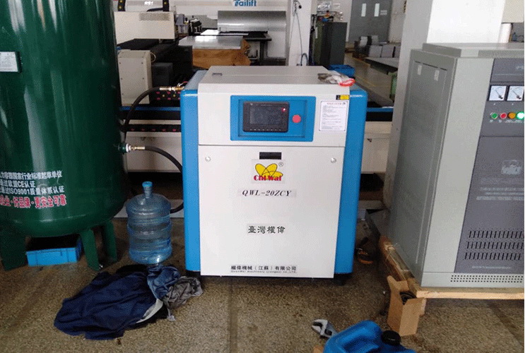 權(quán)偉螺桿空壓機(jī) 權(quán)偉螺桿空壓機(jī)